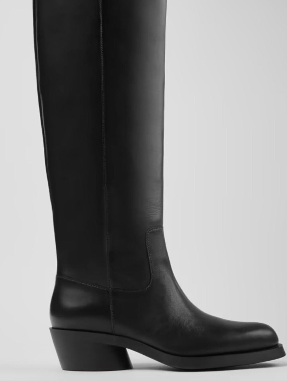 Bonnie
Black leather boots for women.
